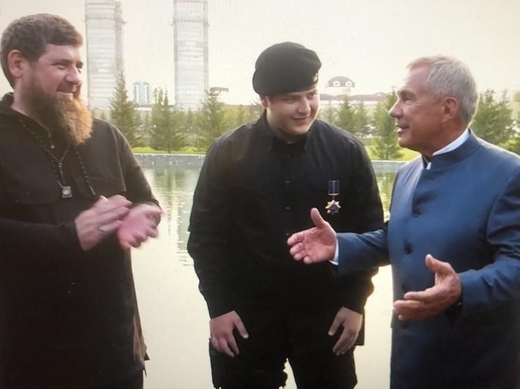 Кадыров показал, глава Татарстана Минниханов награждает его сына Адама орденом "Дуслык"