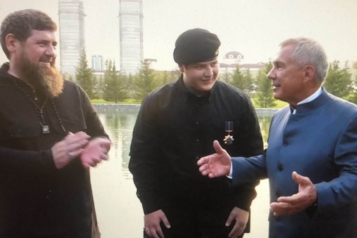 Кадыров показал, глава Татарстана Минниханов награждает его сына Адама орденом &#34;Дуслык&#34;