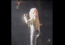 На одном из концертов Мадонны в ее турне, поклонник снял видел сбоку сцены