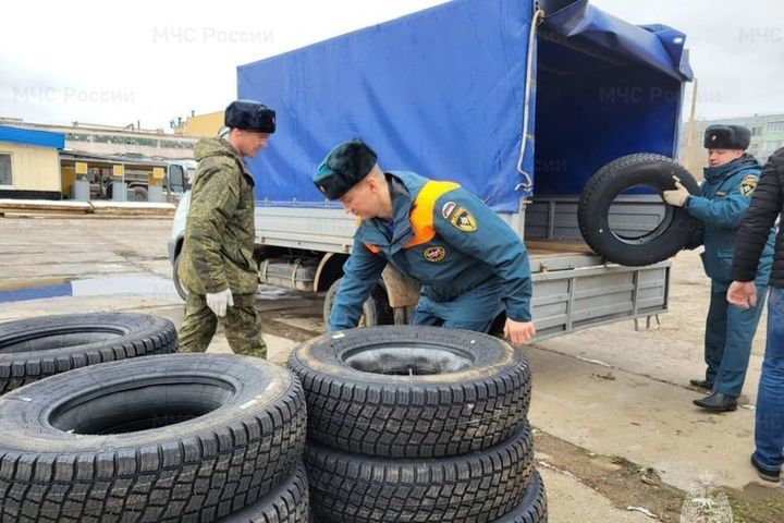 Сотрудники МЧС отправили костромским десантникам в зону СВО партию всесезонных автошин