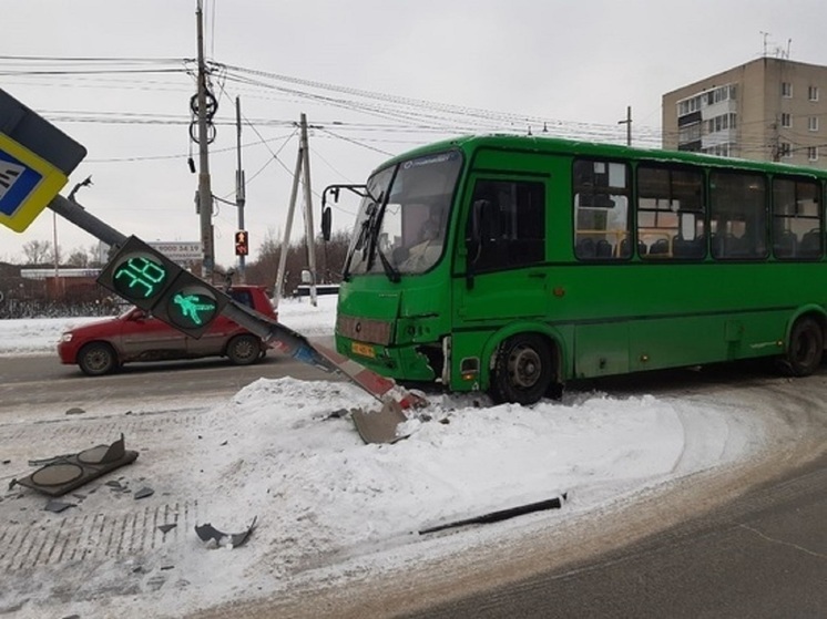 Пассажирский автобус № 054 вылетел в кювет в Екатеринбурге
