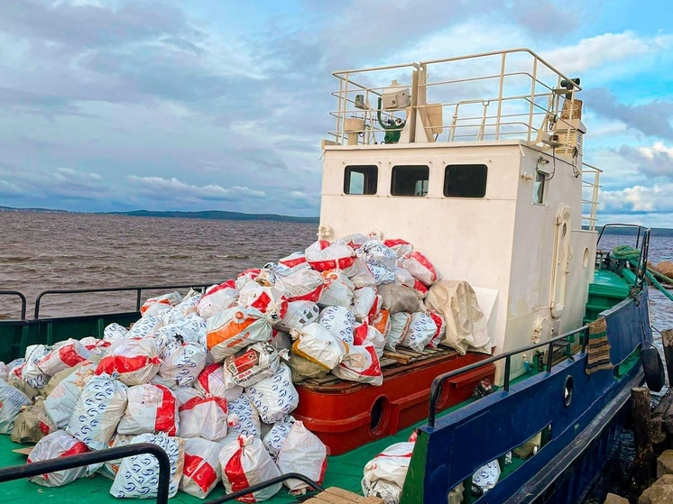 Полторы тонны стекла вывезли с острова Кижи в Карелии