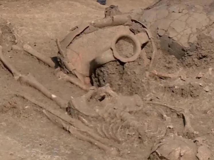 В Адыгее на раскопках некрополя нашли амфору из древнегреческого города Менда