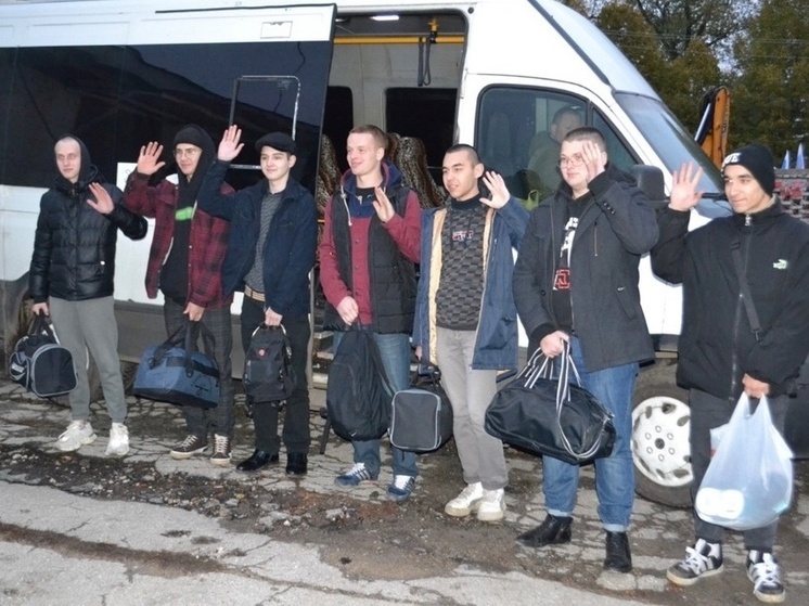 В Новомосковске 25 октября проводили призывников в армию