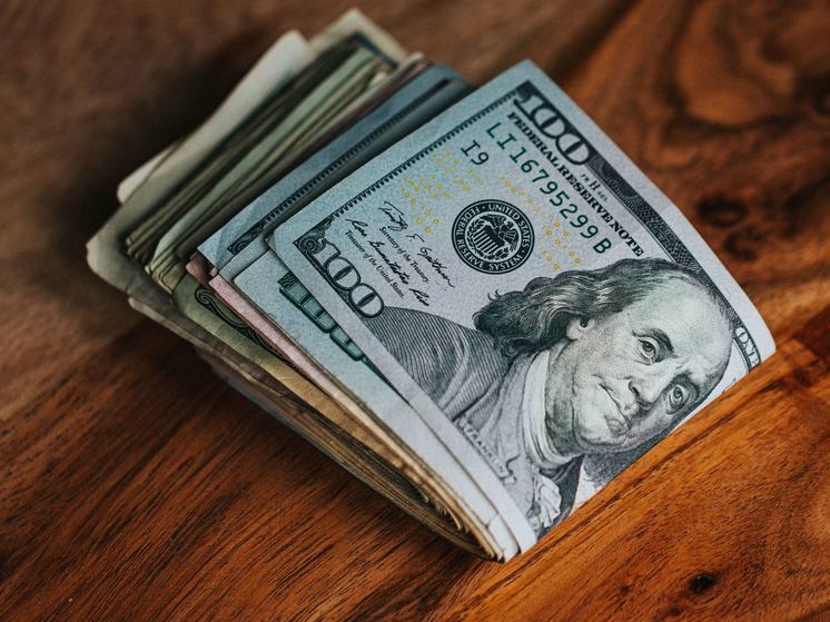 Смоленский таможенник отказался от взятки в 15 тысяч долларов