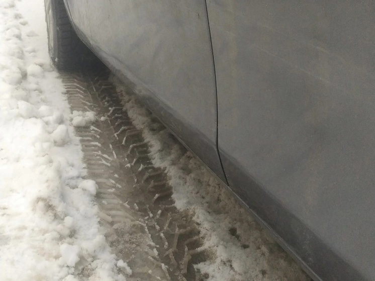 Дороги Вологды начали посыпать солью от гололеда