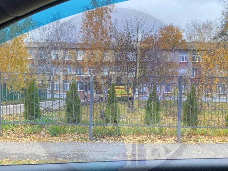 У школы №7 в Пензе замечены автомобили скорой помощи и полиции