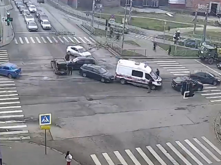 Сразу пять автомобилей попали в ДТП и перекрыли улицу Петрозаводска