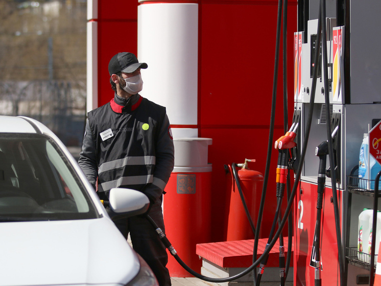 Россияне стали реже ездить на автомобилях из-за дорогого бензина