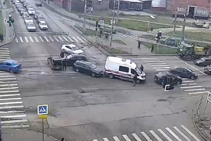 Сразу пять автомобилей попали в ДТП и перекрыли улицу Петрозаводска