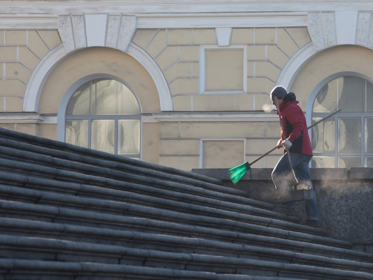 Дворники и продавцы попали в список самых дефицитных профессий в Петербурге