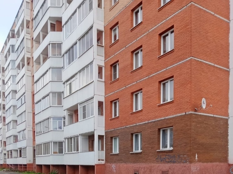 Коммунальщики вытащили огромный кляп из колодца на окраине Архангельска