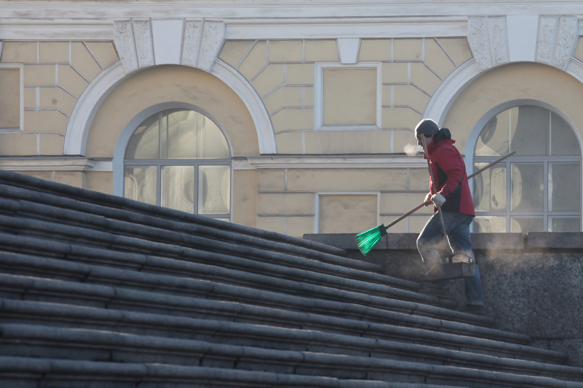 Дворники и продавцы попали в список самых дефицитных профессий в Петербурге
