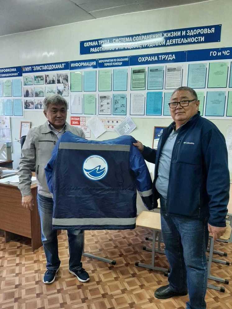 В Калмыкии коммунальникам подарили  спецодежду