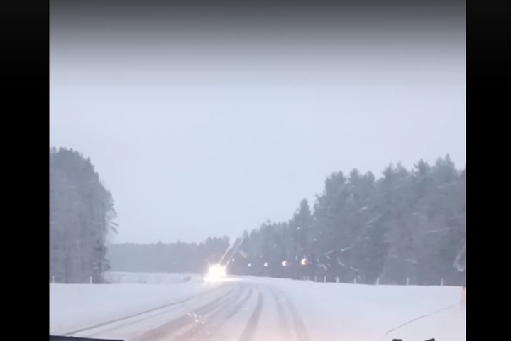 Дорогу в Прионежье занесло снегом