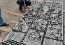 На Колыванском камнерезном заводе завершен «сухой набор» мозаичного панно, посвященного героям СВО. 