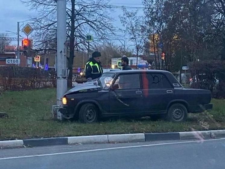 Вечером 25 октября на Куйбышевском шоссе в Рязани водитель ВАЗ врезался в столб