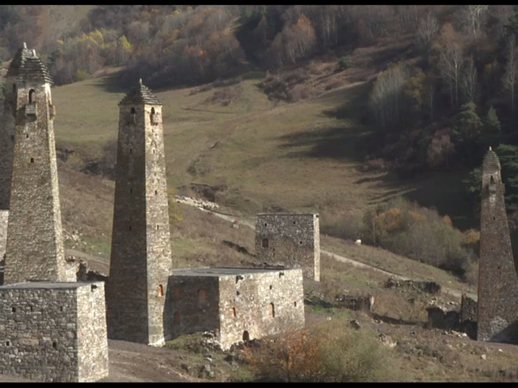 В качестве восстановительного материала использовались камни разрушившихся башен, которые строители находили на территории поселения и в грунте.