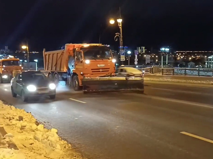Ночью в Тюменской области на дороги выехала снегоуборочная техника