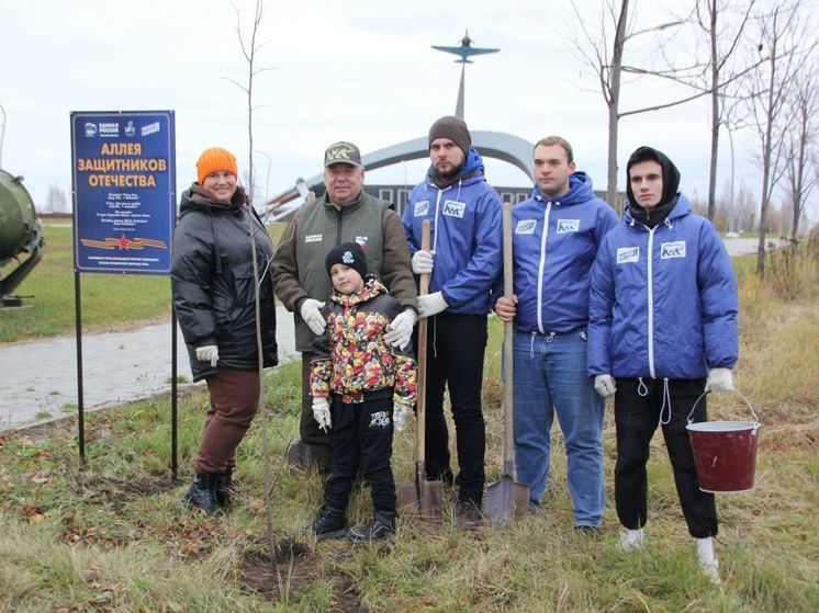 В Туле высадили деревья около мемориального комплекса "Защитникам неба Отечества"