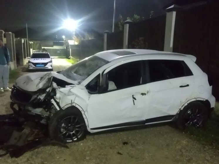 В Пятигорске девушка-водитель не справилась с управлением и въехала в забор дома