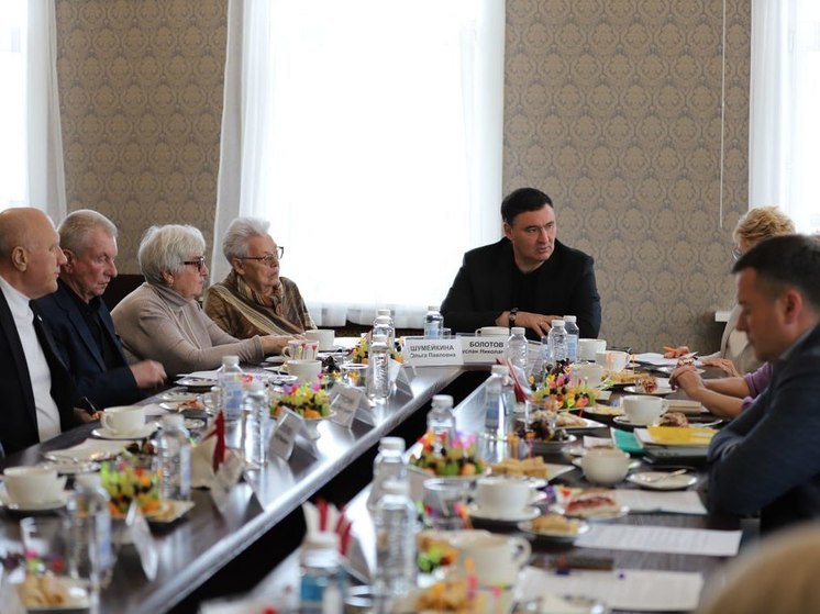 В администрации Иркутска мэр Руслан Болотов встречался с активом городского Совета ветеранов
