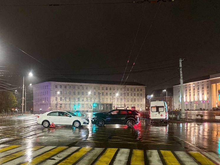 В Калининграде столкнулись две легковушки и машина скорой помощи