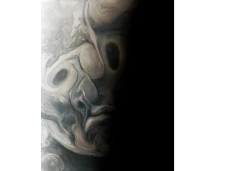"Юнона" сфотографировала на планете Юпитер "грустное лицо"