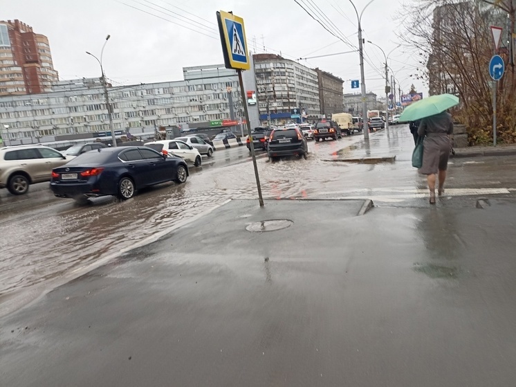 В Новосибирске 26 октября сильный ливень вызвал многокилометровые пробки