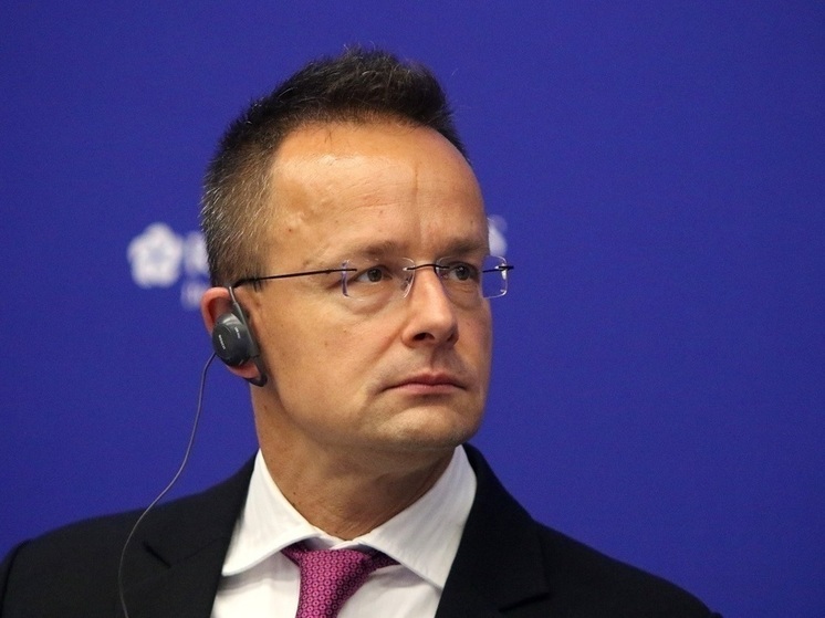 Сийярто: Венгрия пытается ускорить достижение мира на Украине