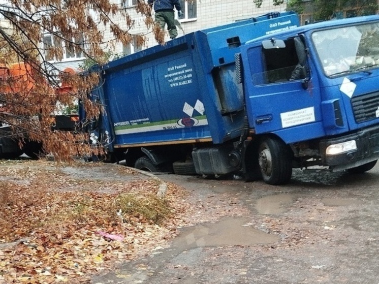 В Каменске-Шахтинском мусоровоз провалился в теплотрассу