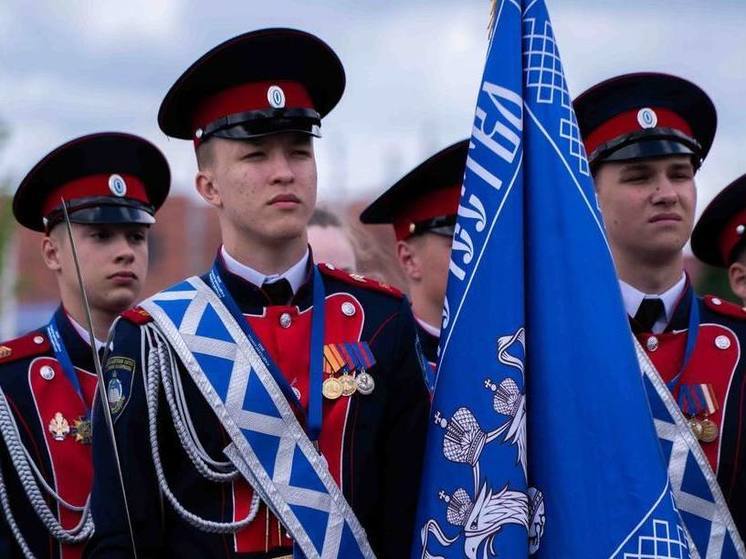 Знамя президента России получил астраханский казачий кадетский корпус