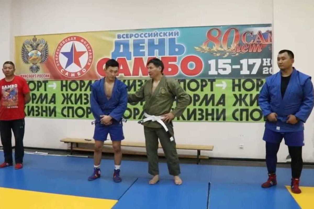 В Калмыкии продолжают чествовать чемпиона мира по самбо Эрдни Бадмаева