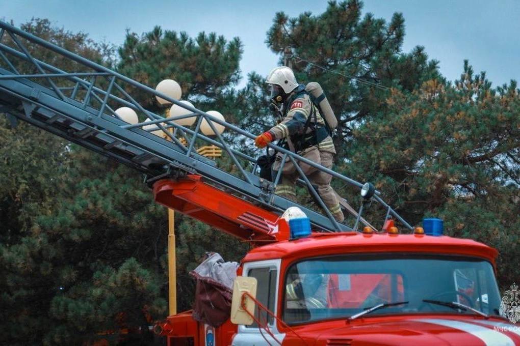В Калмыкии огнеборцы ликвидировали условный пожар в филармонии