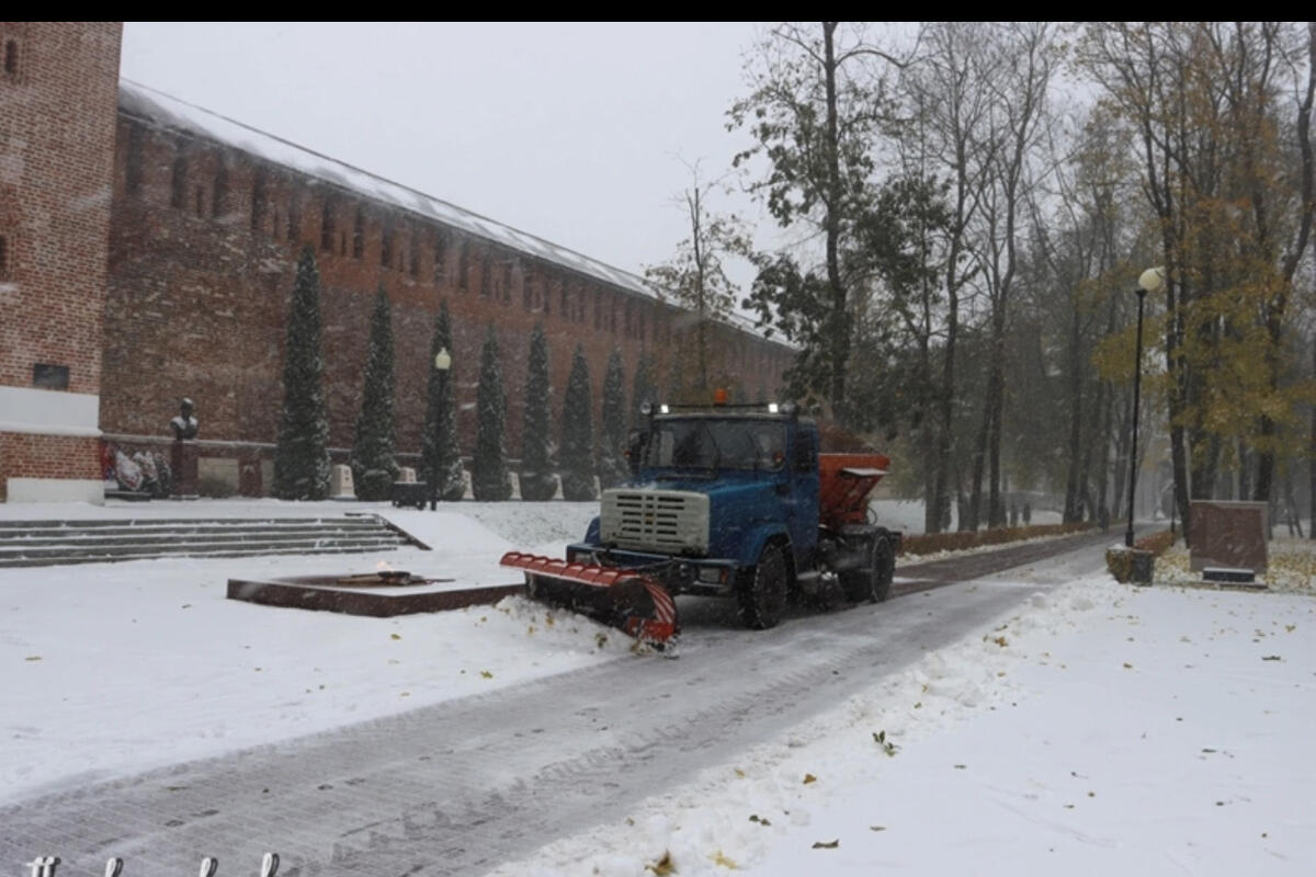 В Смоленске начались работы по уборке снега на общественных территориях -  МК Смоленск