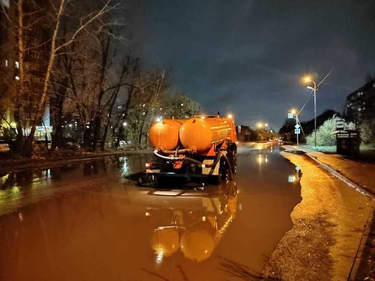 За два дня с омских улиц коммунальщики откачали почти 700 кубометров воды