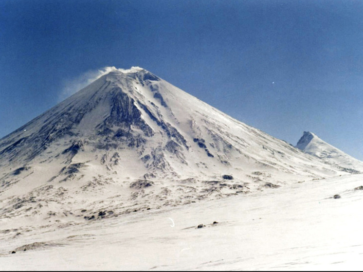 C Ключевского вулкана на Камчатке попеременно сходят два потока лавы