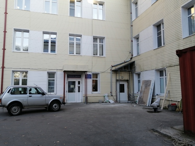 Вход в приемный покой районной больницы Карелии подсветят