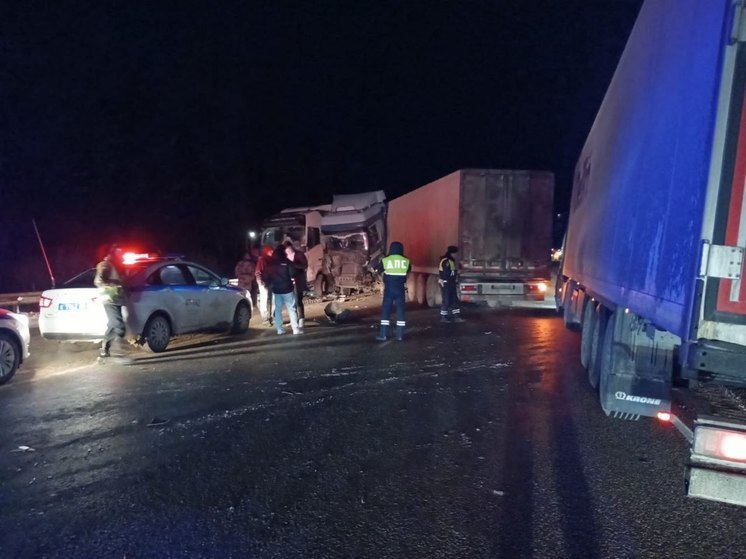 Легковушка и два грузовика столкнулись на дороге «Пермь – Екатеринбург»