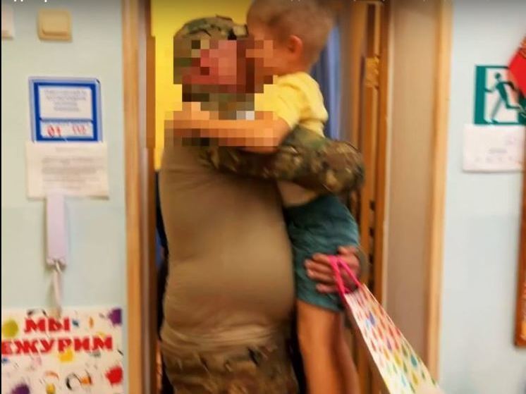 В Орле приехавший в отпуск военный обрадовал своих детей в детском саду
