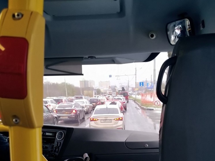 На выделенной полосе на Московском шоссе в Рязани заметили личный транспорт