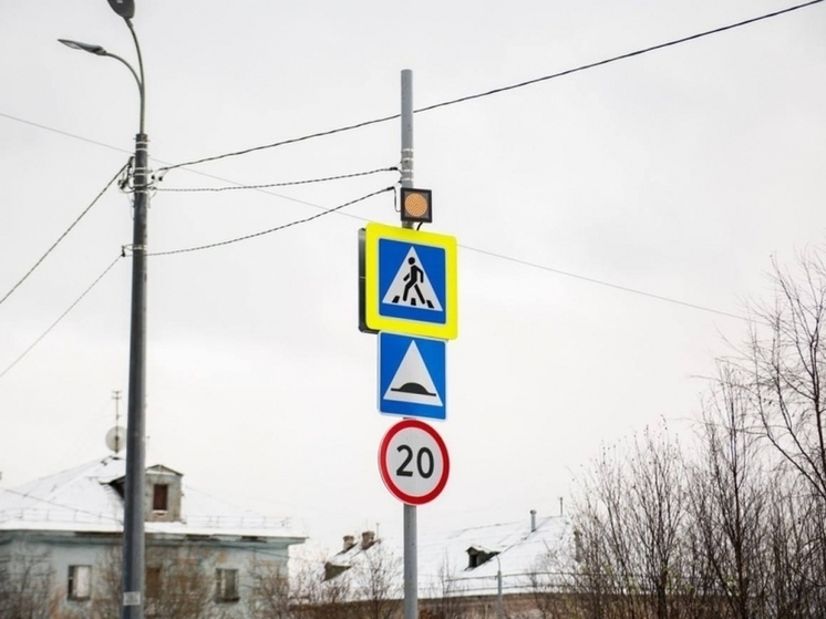 В Мурманске установили новый светофор на улице Туристов