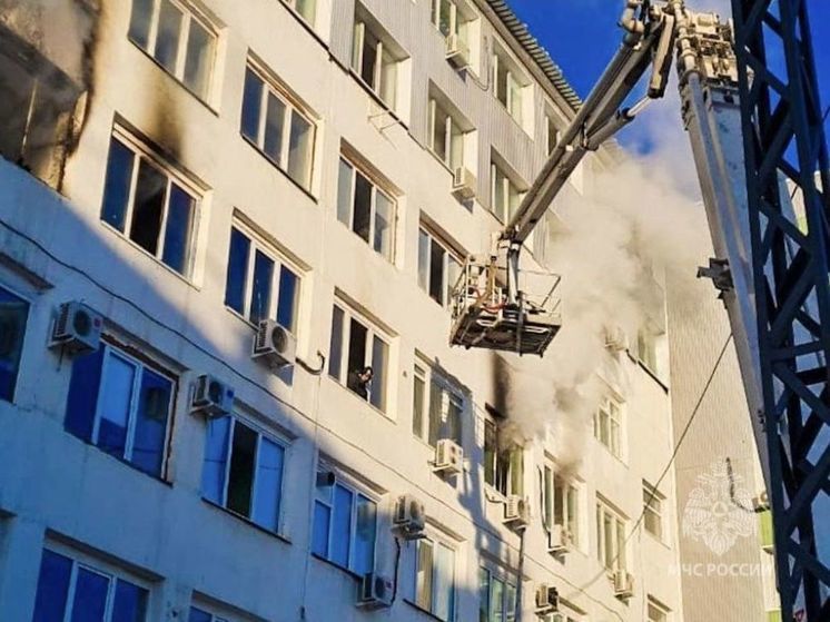 В Якутске при тушении пожара в административном здании спасены 52 человека