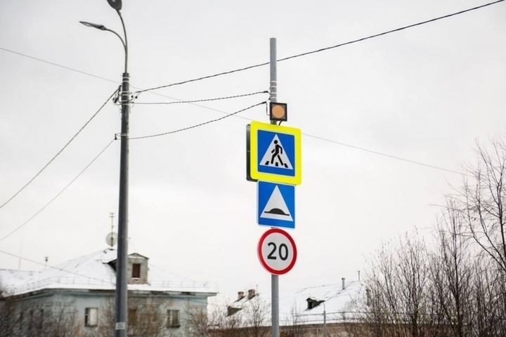 В Мурманске установили новый светофор на улице Туристов