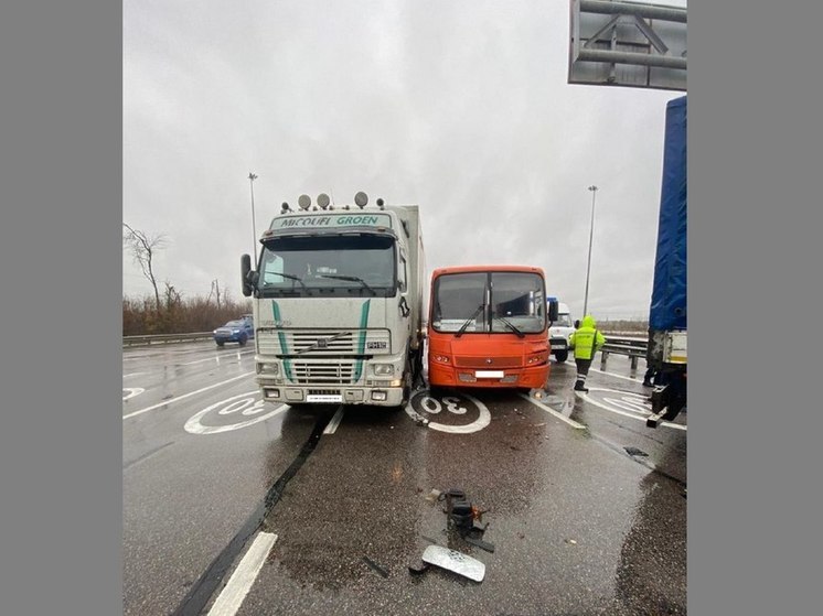 Под Воронежем столкнулись рейсовый автобус и два грузовика