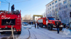МЧС России спасли из пожара в Якутске 52 человек: видео с места