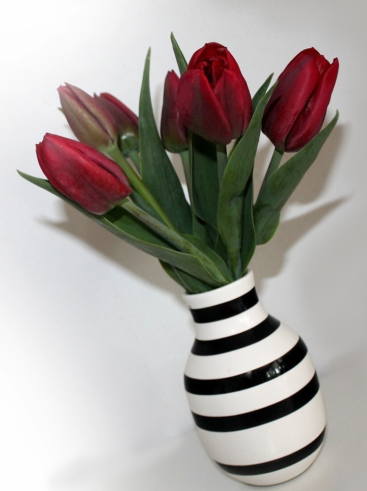 Маленькая девочка в Петрозаводске засунула руку в вазу, а достать ее обратно не смогла