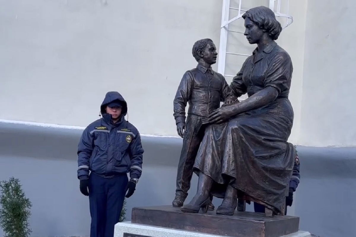 В екатеринбурге открыли памятник. Памятник первой учительнице Ставрополь. Скульптура учитель. Памятник первому учителю Кызыле. Памятник первой учительнице в Оренбурге