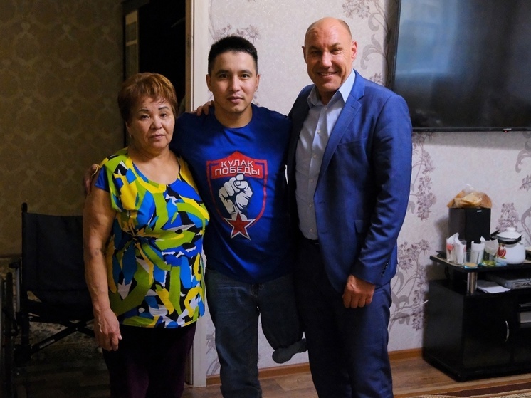 Глава Приволжского района навестил бойца, который приехал в отпуск после долгого лечения