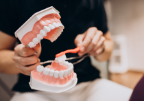 Врач-стоматолог Алексей Сошников сообщил, что некачественные пломбы могут быть причиной неприятного запаха изо рта